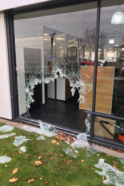 Emergency glazier in London: what to ask on the phone